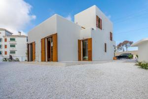 Villa Mariposa by the Sea