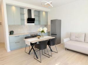 Sea Breeze Apartment with Balcony