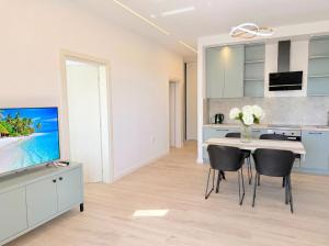 Sea Breeze Apartment with Balcony