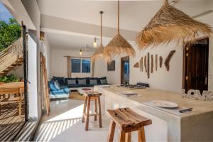 Private 4 Bedroom Villa & Pool Prime location Paje Beach Zanzibar 90m to beach shops bars restaurants AC WIFI TV Backup power