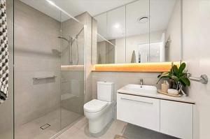 Stylish & Light-Filled Apartment in Luxury Complex