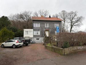 2 Bedroom Apartment With 4 Beds For Workers Near Volvo Free Parking