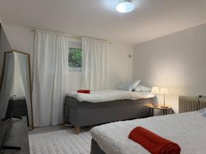 2 Bedroom Apartment With 4 Beds For Workers Near Volvo Free Parking