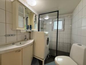 2 Bedroom Apartment With 4 Beds For Workers Near Volvo Free Parking