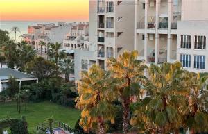 Apartamento reformado con terraza vistas al mar y a las piscinas de Magic World garaje y piscina frente a Balneario Aire acondicionadowifi