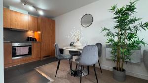 Stylish Apartment - City Centre - Parking & Balcony - Netflix 351CP