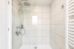 3BR, 6 min to central station, full kitchen