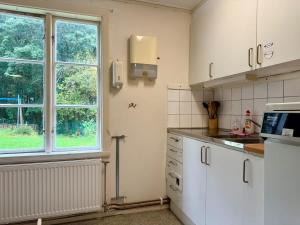 10 Bedroom Workers Villa With Free Parking