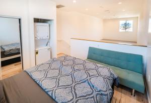 Stay in Stylish Koreatown 1-Bedroom Loft with Free Parking