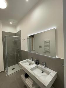 Moon Apartments B