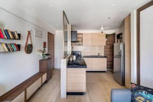 Lily Modern Studio in BKC Pool Wi-Fi Kitchen