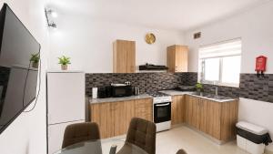 Magical Sunsets, Top Floor 2BR ,Walk to Beach