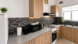 Magical Sunsets, Top Floor 2BR ,Walk to Beach