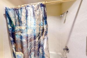 Retro beach hideaway with fast WiFI - walk to downtown attractions