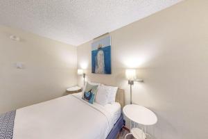 Retro beach hideaway with fast WiFI - walk to downtown attractions