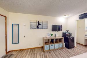 Retro beach hideaway with fast WiFI - walk to downtown attractions