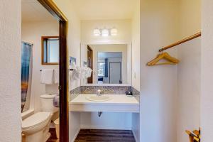 Retro-chic beach room with fast WiFI - walk to Old Town shops & restaurants