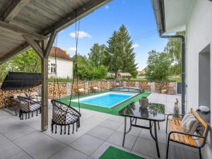 Holiday Home Party & Friends Villa by Interhome