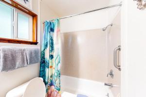 Retro-chic room near beach with fast WiFI - walk to downtown shops & eateries