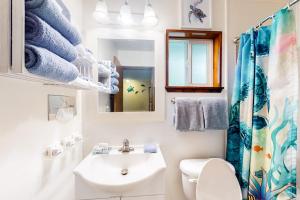 Retro-chic room near beach with fast WiFI - walk to downtown shops & eateries