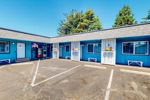Cute beach room with fast WiFI - walk to downtown shops & eats