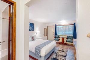 Cute beach room with fast WiFI - walk to downtown shops & eats