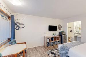 Cute beach room with fast WiFI - walk to downtown shops & eats