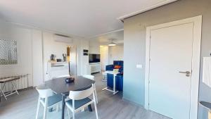 Modern 2 Bed 2 Bath Apartment, AC, WiFi, Pool Views