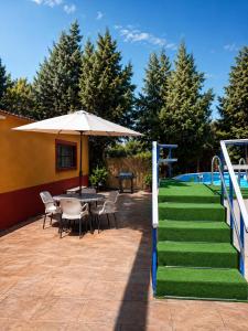 El refugio de Marmolejo, piscina, barbacoa y grupos hasta 20 personas
