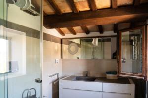 Villa Ducci design, infinity pool among the hills