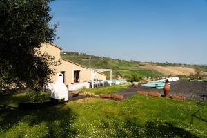 Villa Ducci design, infinity pool among the hills