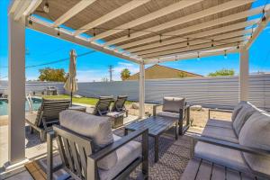4BR2BA Retreat with Sweeping Mountain Views and Seamless Indoor-Outdoor Living