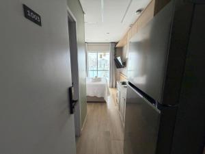 Studio com varanda moderno e cama premium