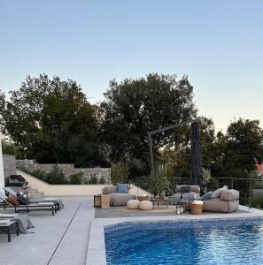 LUXURY VILLA MIKOLINA