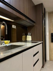 Luxury Apartment Suite 3 at Park McKinley West