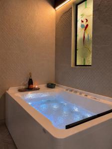 Romantic suite with Jacuzzi in the historic center