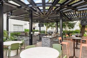 Stylish 1BR in River Oaks Pool + Free Parking