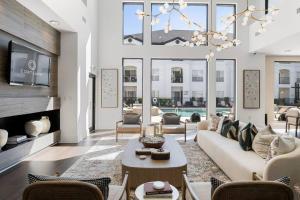 Stylish 1BR in River Oaks Pool + Free Parking