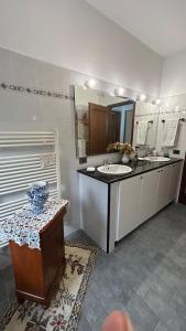 Elegante appartamento vista mare - 2 camere, 2 bagni e parcheggio privato