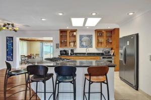 Hollywood Beach Area King Bed 2BR Home Near Broadwalk Comfortable Stay with Great Wifi