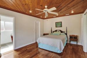 Hollywood Beach Area King Bed 2BR Home Near Broadwalk Comfortable Stay with Great Wifi