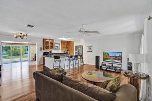 Hollywood Beach Area King Bed 2BR Home Near Broadwalk Comfortable Stay with Great Wifi