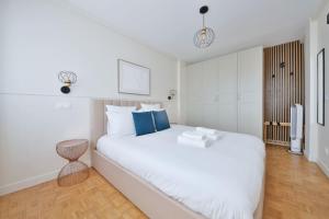 Gorgeous unit next to the Seine and Eiffel Tower