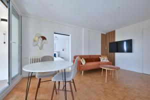 Gorgeous unit next to the Seine and Eiffel Tower