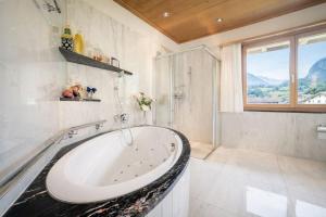 7BR Luxury Chalet near Interlaken with AC for 18 guests