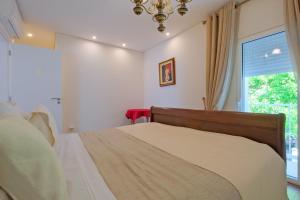 Elegant Guest Room with Hot Tub Full Shared Home