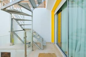 Modern Yellow Studio in Restelo Belém