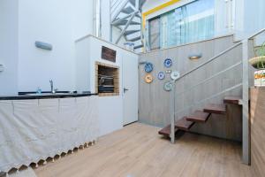 Modern Yellow Studio in Restelo Belém