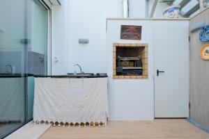 Modern Yellow Studio in Restelo Belém