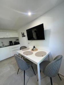 Neu modernisierte Dachgeschosswohnung mit separatem Schlafzimmer